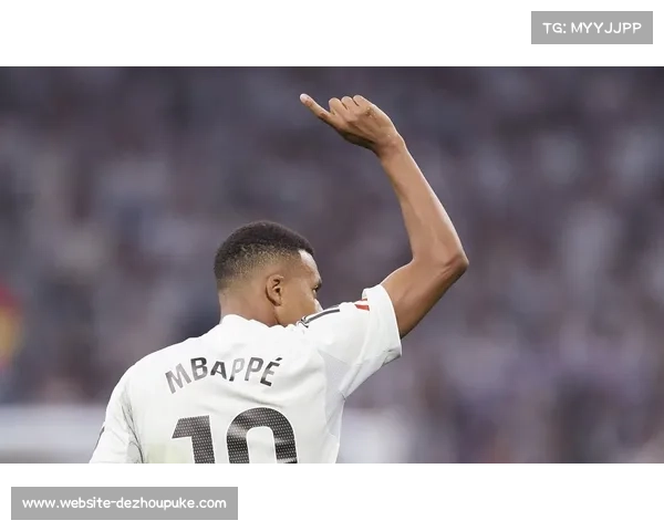 姆巴佩与对手交换球衣,赛后致意球迷